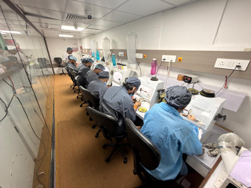 High-tech dust-extracted polishing enclosure corridor
