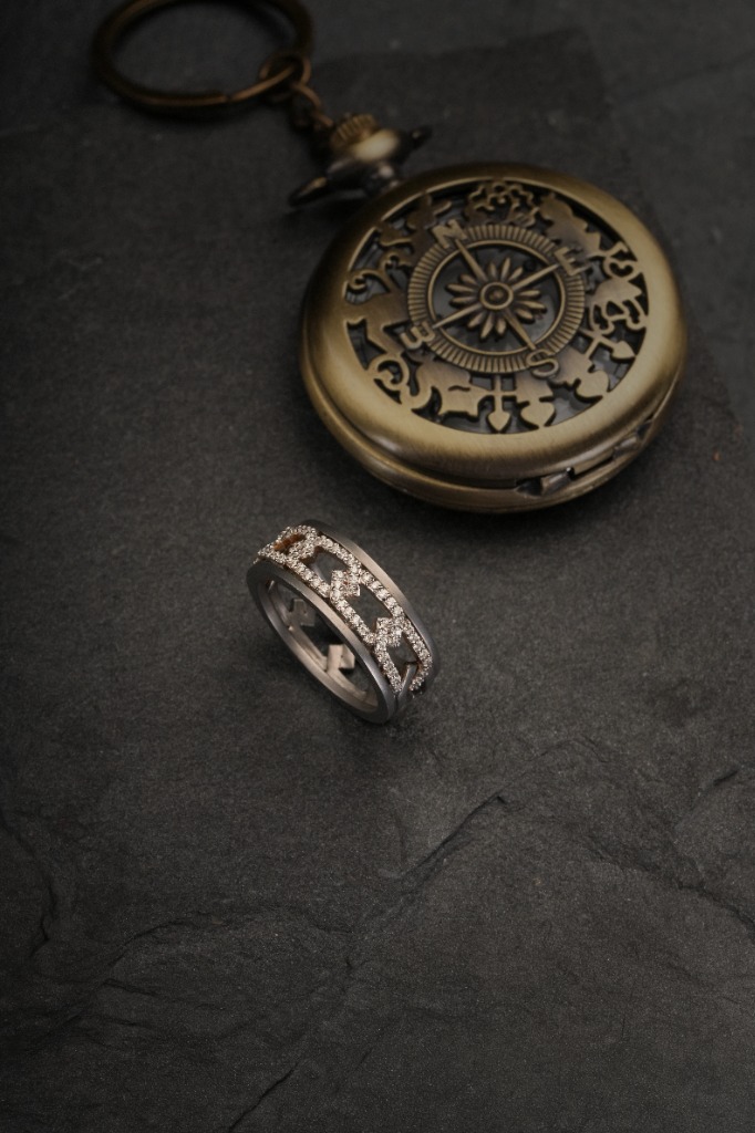 Titanium Mens geometric pavé diamond interlocking link titanium band ring